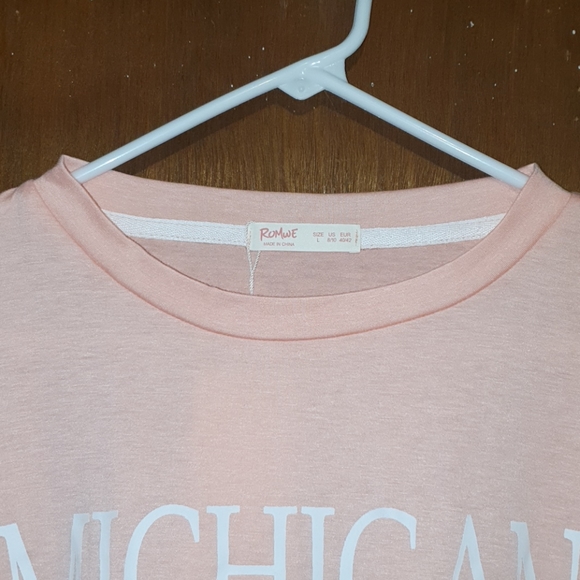 Romwe pink Michigan crop top - Picture 2 of 6